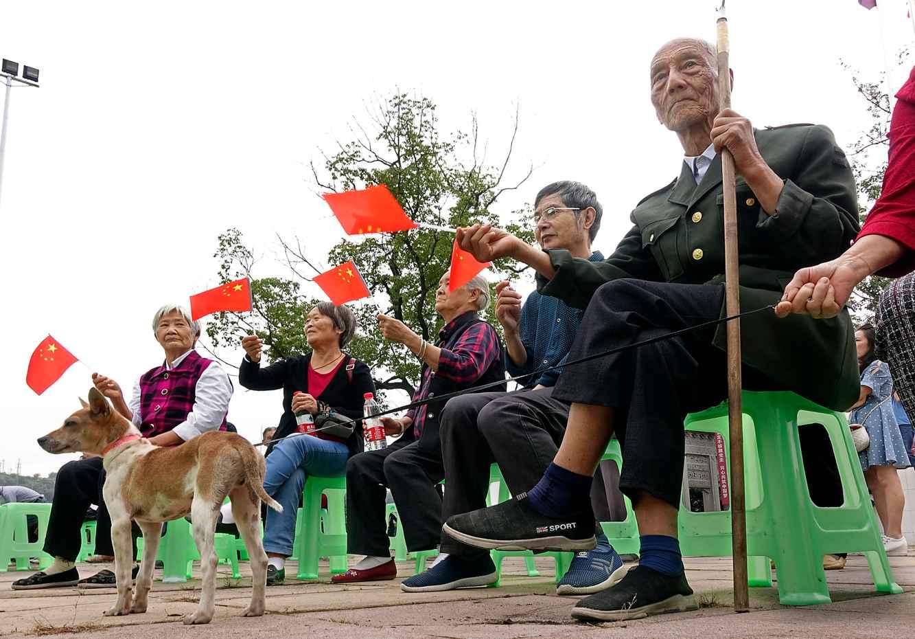 王俊凯追星追成典范，偶像宠粉无度，上班下班都能和周杰伦贴贴？